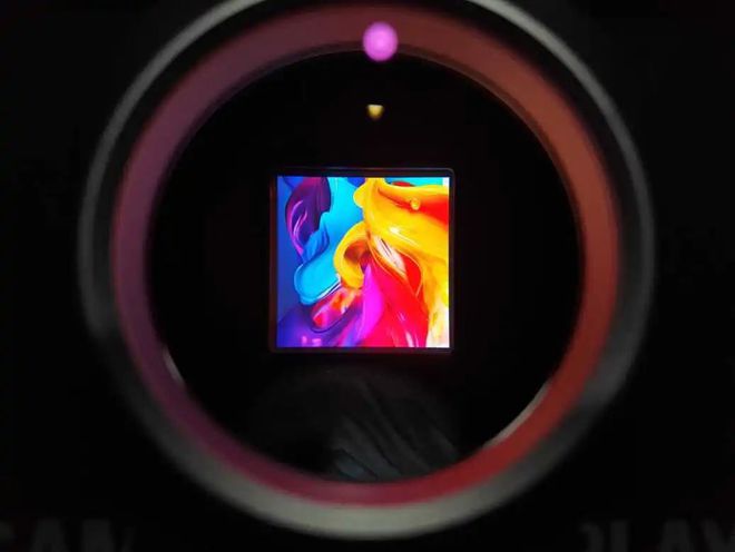VR設(shè)備【元宇宙】三星展現(xiàn)用于假造理想的 OLED 手藝像素密度達(dá) 5000PP(圖3)